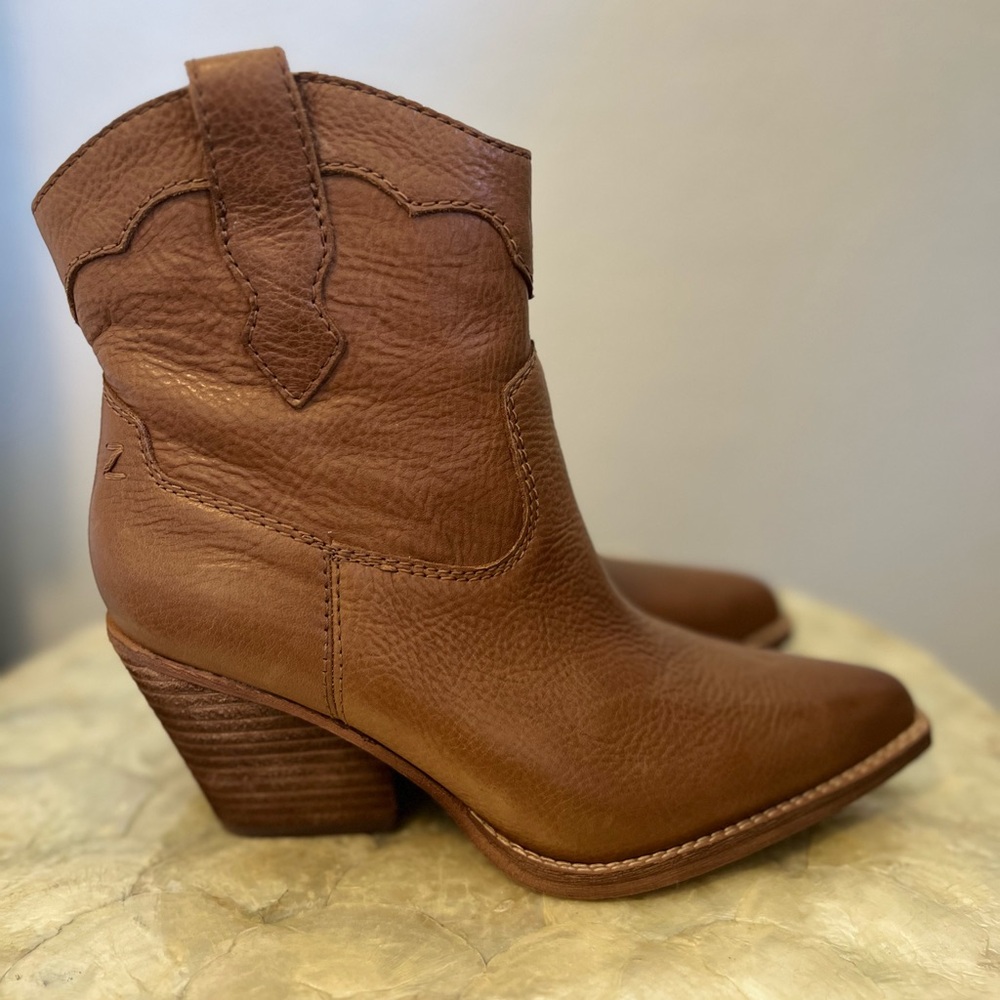 Nwot Zodiac Roslyn Womens Boot size 7.5